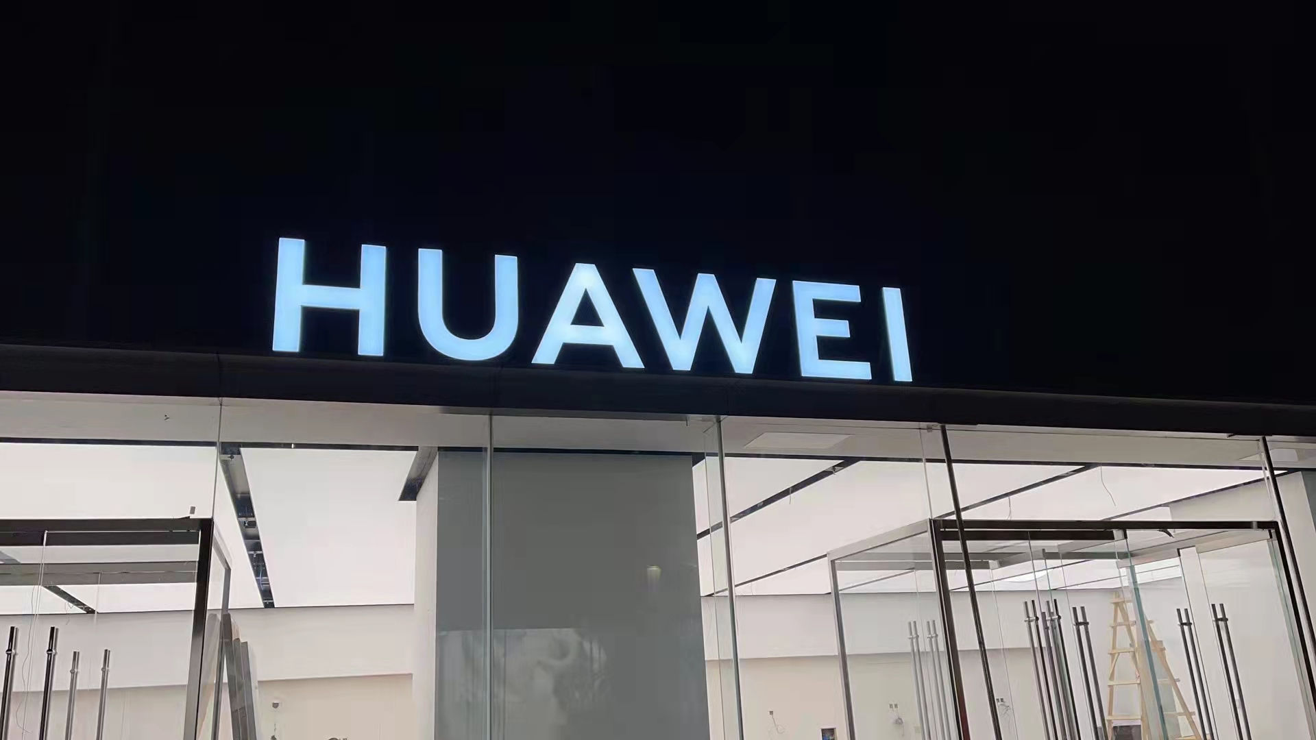 新能源汽车4S店纷纷升级展厅光环境，软膜天花成提升车漆质感的关键技术