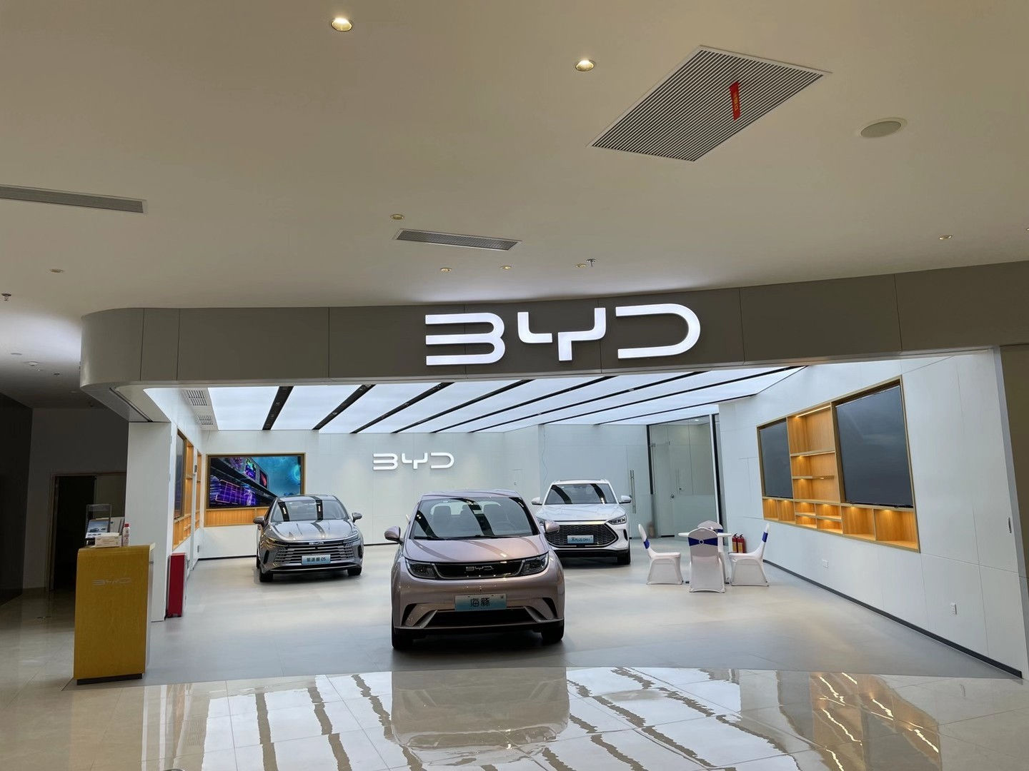 BYD比亚迪4S店.jpg 比亚迪4S店灯光