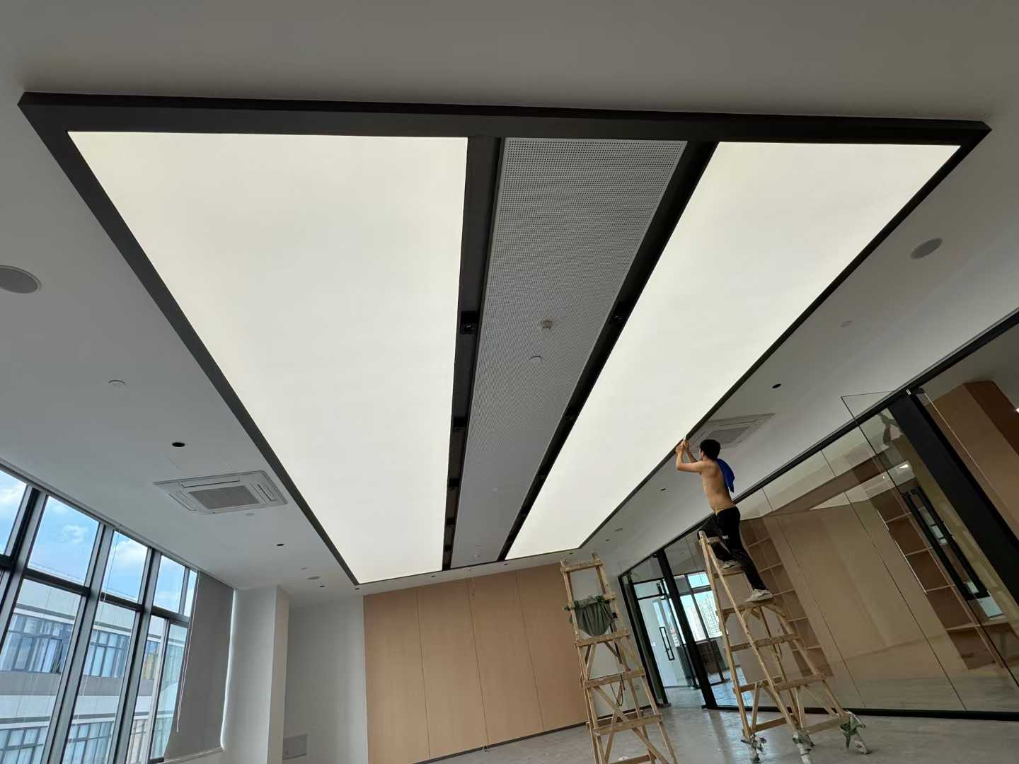 什么是软膜天花？材质、优点、安装与应用场景全解析
