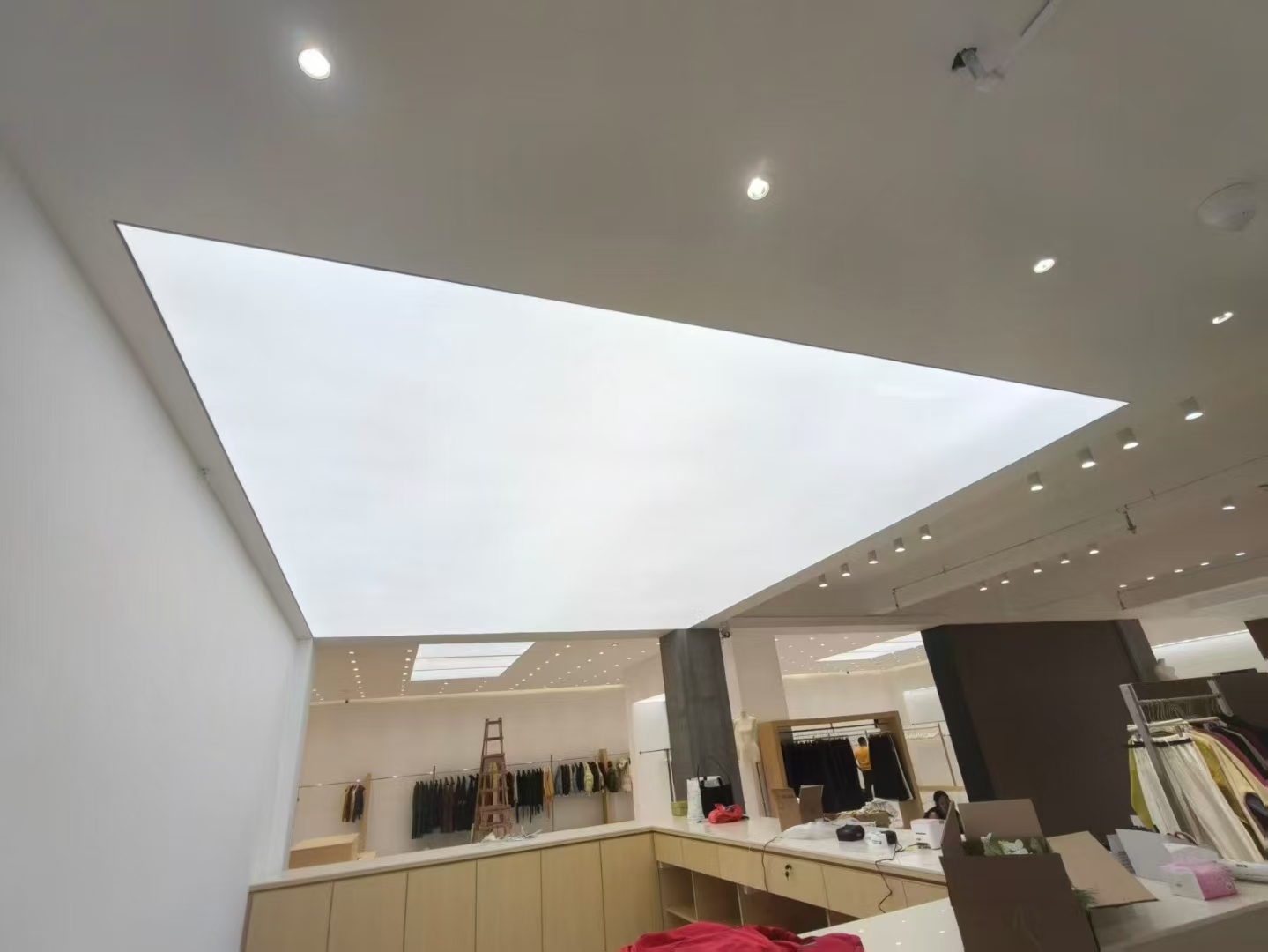 极简装修的隐藏神器：工期大幅缩短，颜值却能翻倍的顶部解决方案