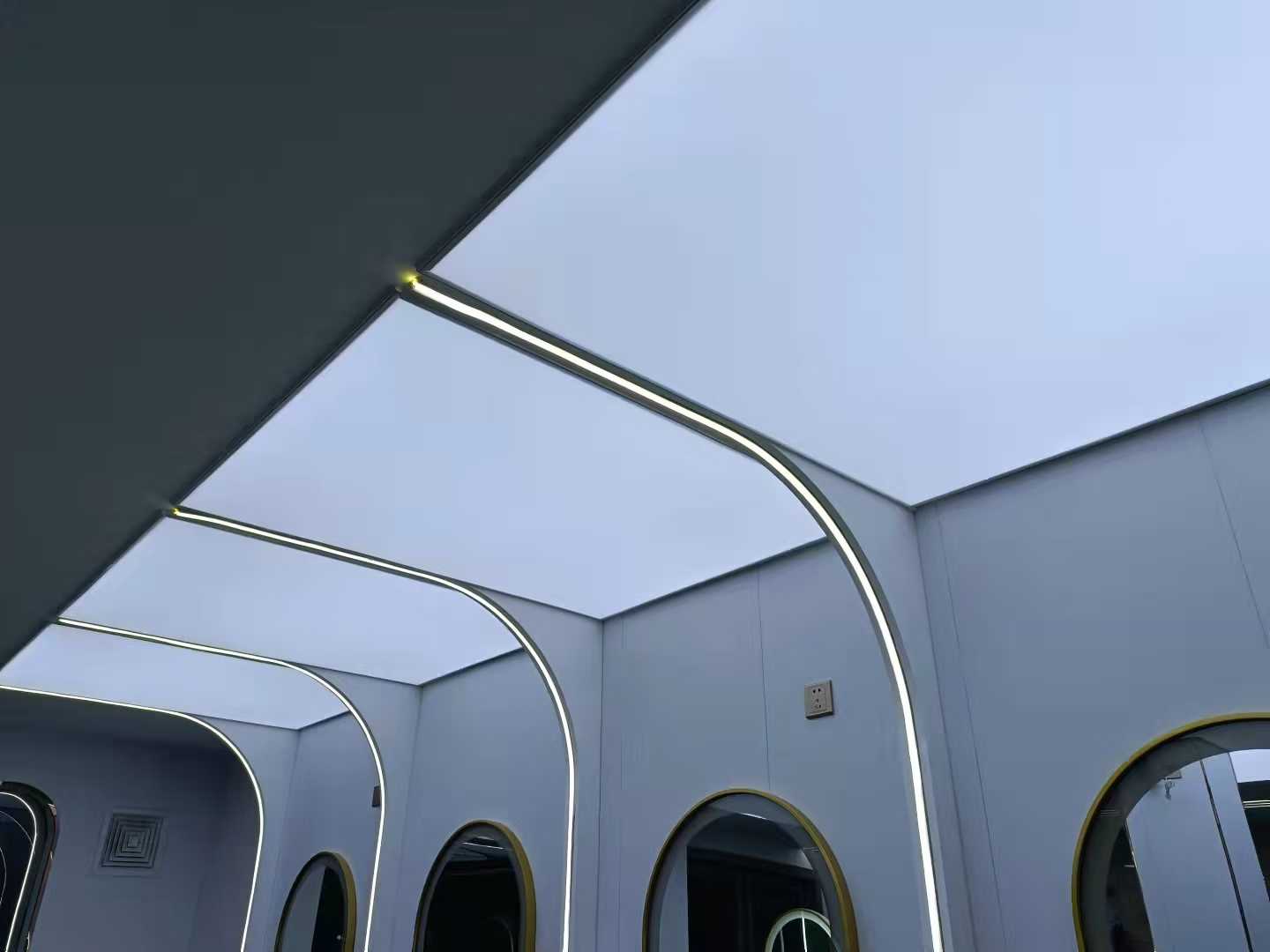 软膜天花 vs 传统石膏板吊顶：谁更耐用？谁更省钱？深度对比测评