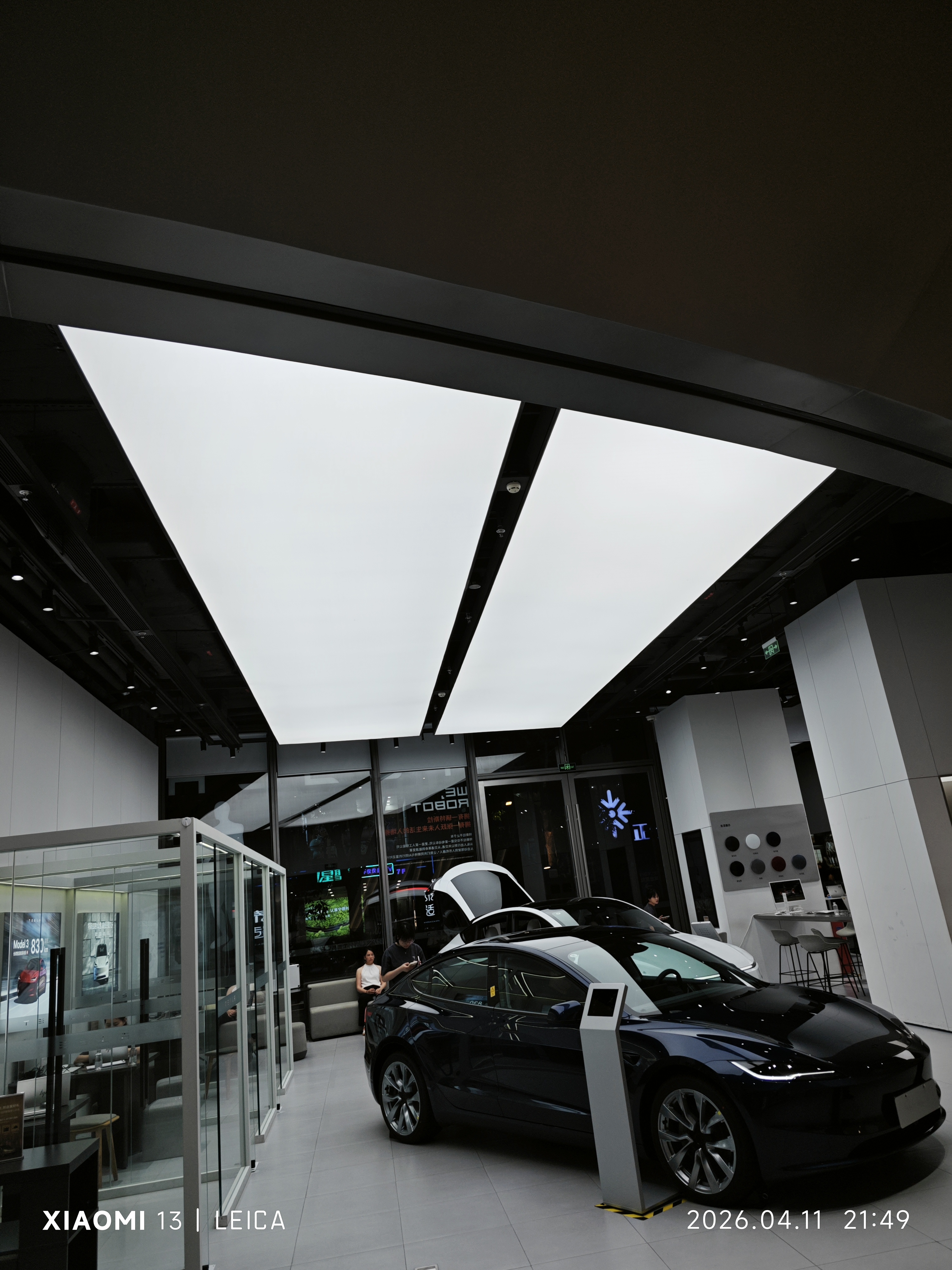 软膜天花灯箱在特斯拉汽车4S店的效果 软膜天花灯箱在特斯拉汽车4S店的效果