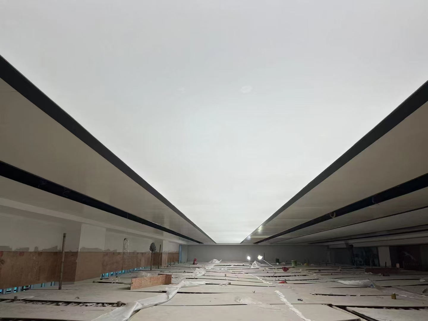 大型软膜天花安装现场.jpg 大型软膜天花安装现场.jpg