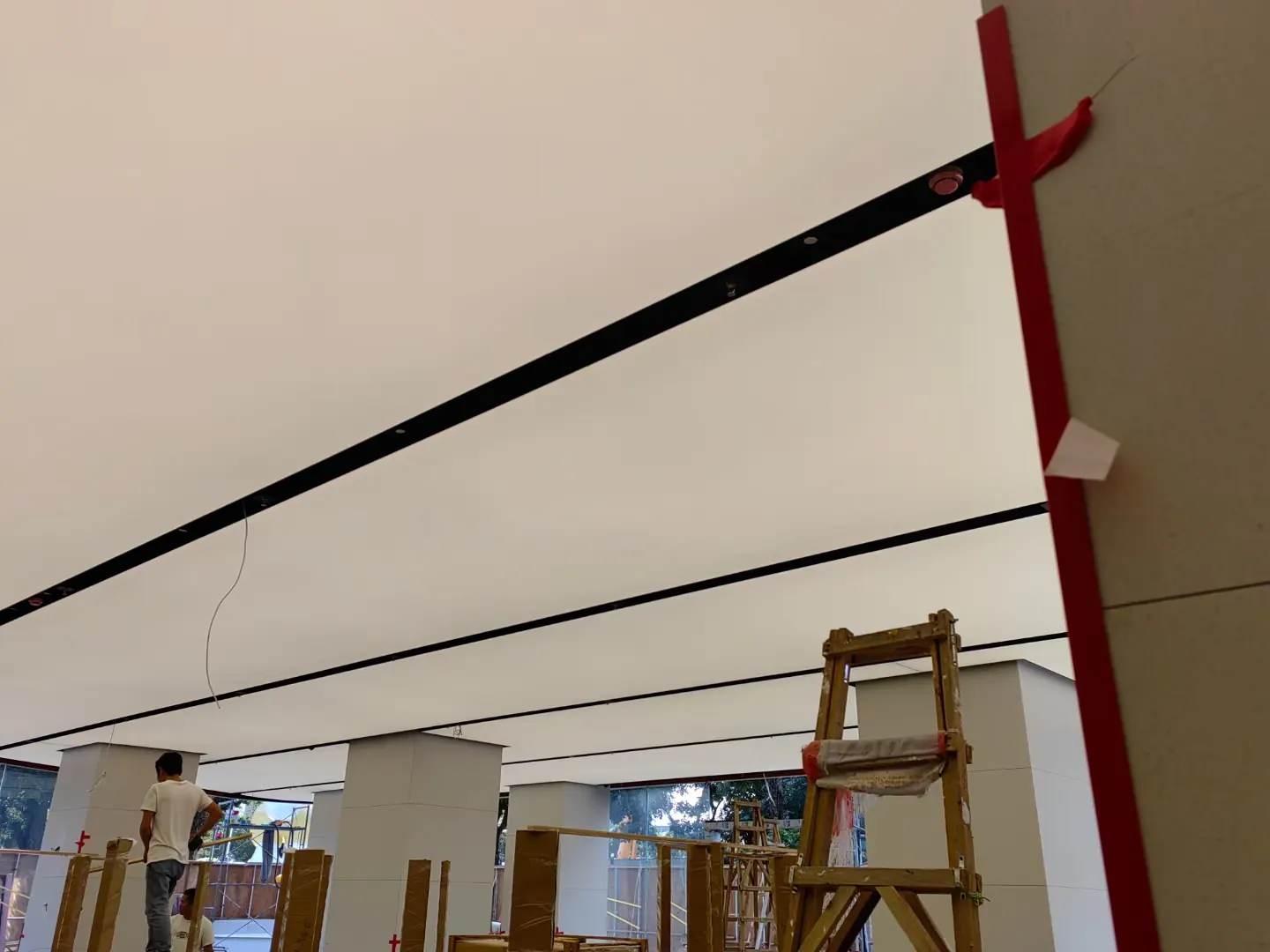 商业门店发光吊顶安装细节现场