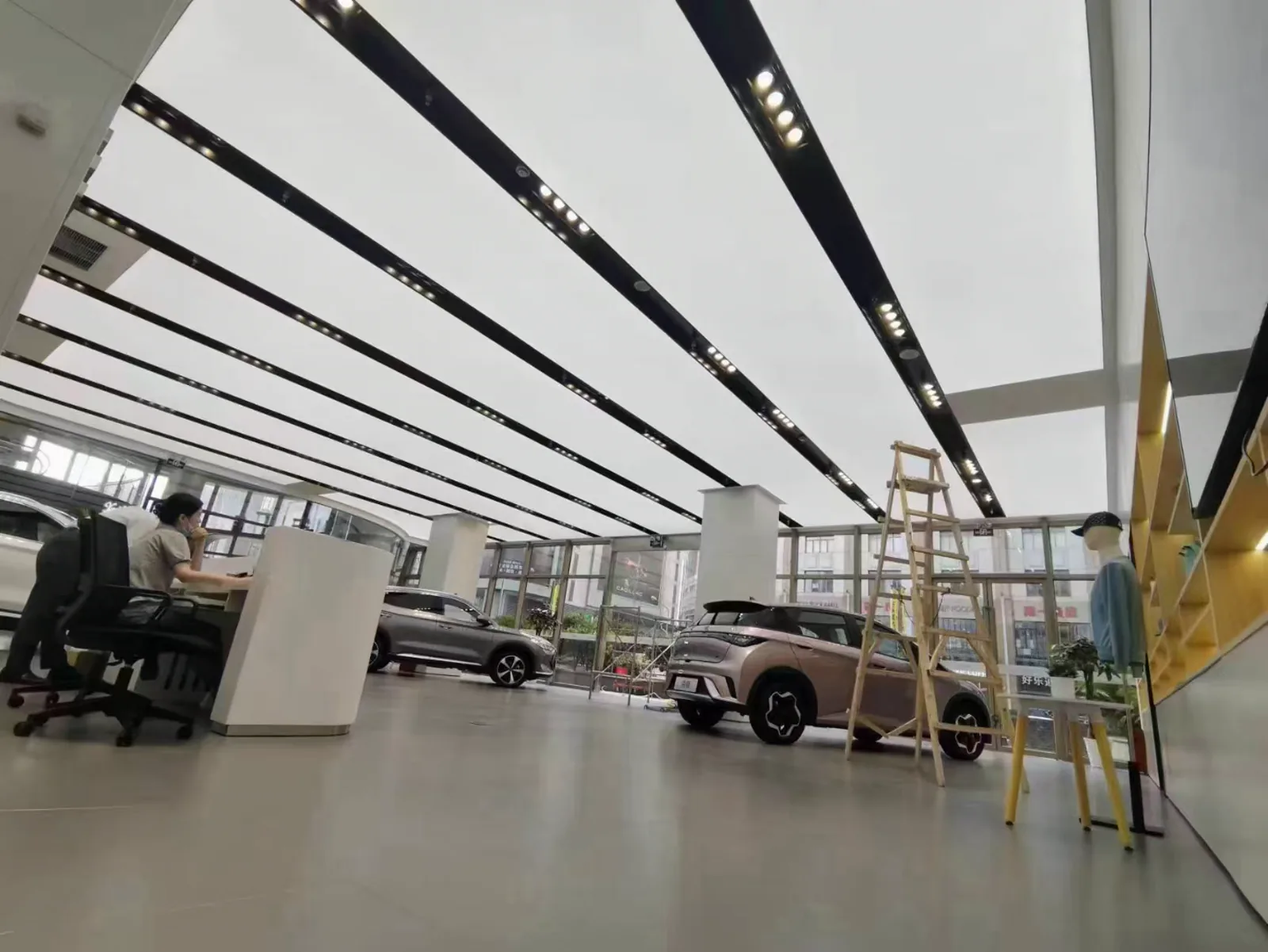 汽车展厅大面积发光顶现场实拍