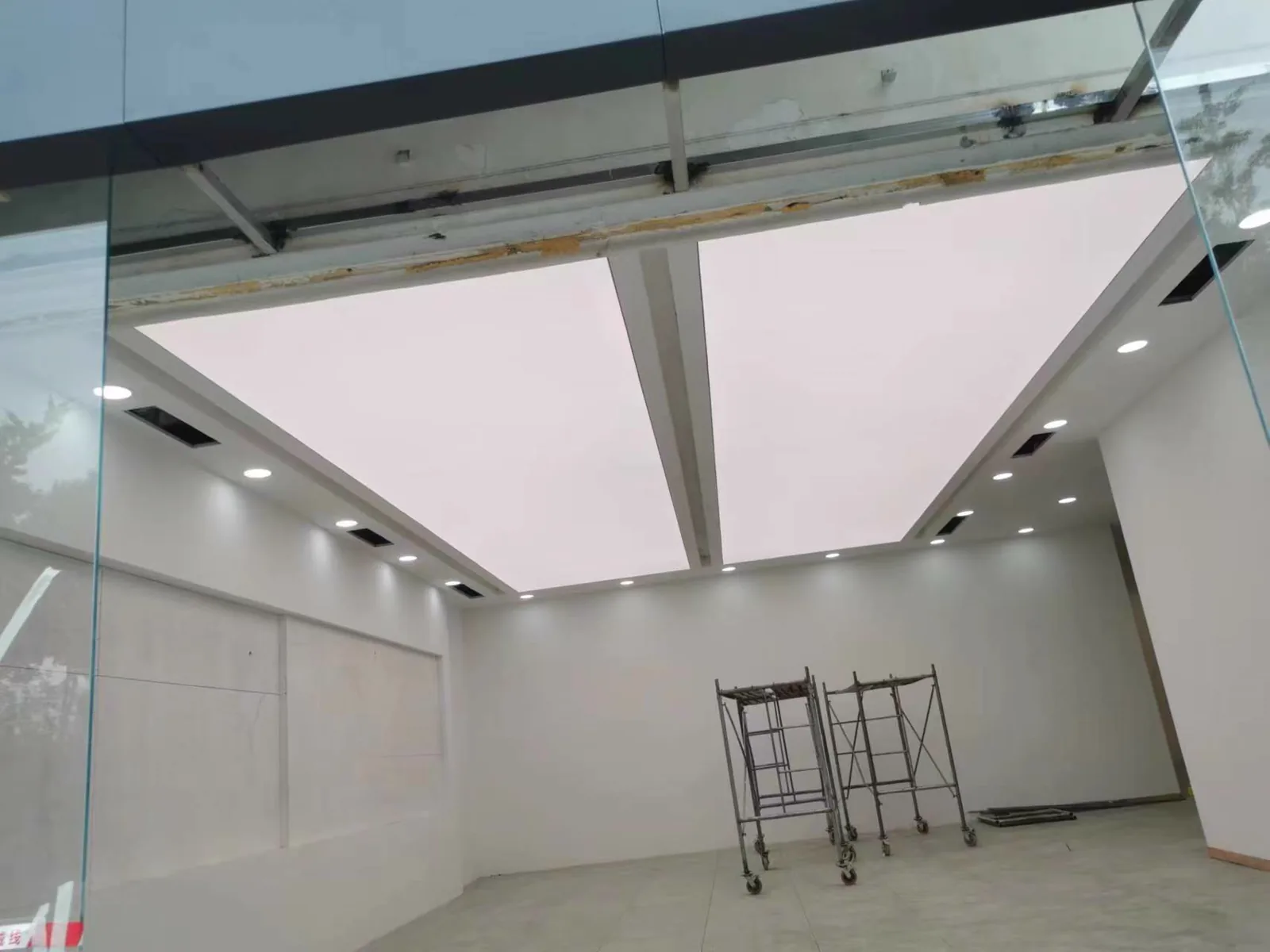 商业空间白色透光软膜天花施工现场
