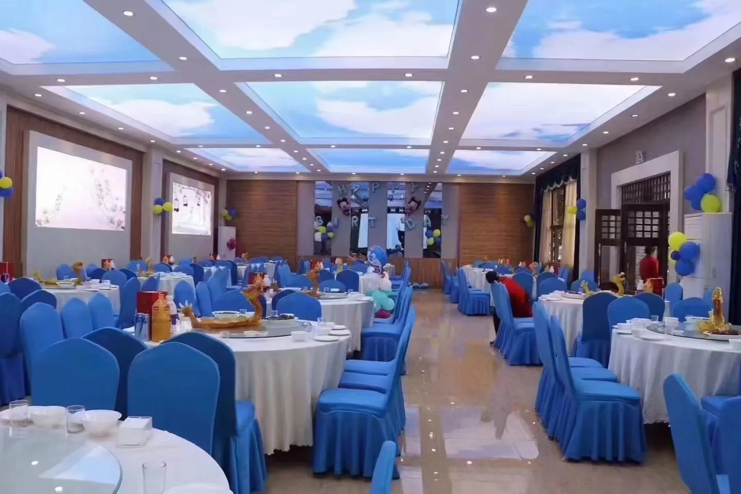 餐饮宴会空间蓝天图案软膜天花整体实拍